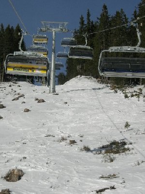 hier wenig Naturschnee auf Südhängen selbst auf 1800m Seehöhe
