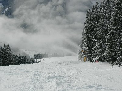 Schneekanonen im Dauereinsatz bei Piste 61
