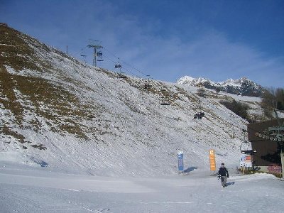 Talstation und grüne Wiesen