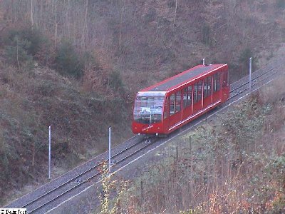 Wagen in der unteren Hälfte der Strecke