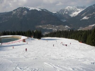 Talabfahrt Rußbach, eigentlich in gutem Zustand, keine Steine. Oberflächlich Sulz, darunter tlw. blankes Eis. Mit guten Kanten geht´s aber passabel.