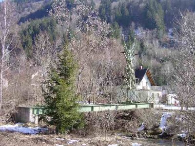 Stütze der ehemaligen Materialseilbahn Radenthein-Ferndorf der ehemaligen Veitsch-Radex-Heraklith-Werke (jetzt RHI) bei Döbriach (Kärnten)