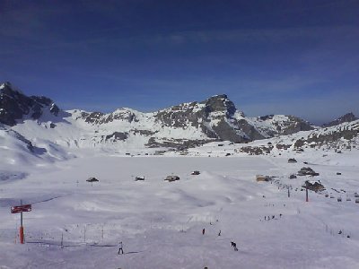 Pistengabelung. Links gehts zum Skilift Balmeregg, rechts zur Sesselbahn Erzegg.