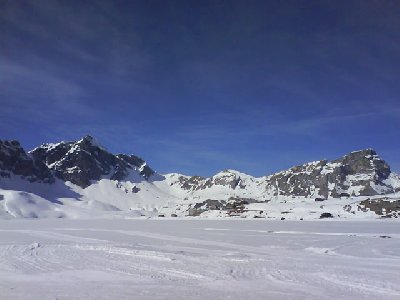 Blick über den zugefrohrenen See.