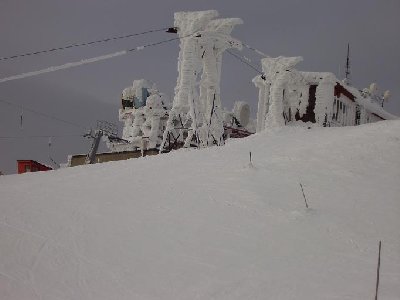 Alte Von Roll Gipfelstation im Schnee