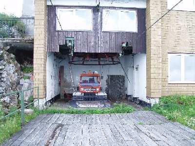 Bergstation mit Umlenkscheibe und ehemaligen alten Pistenbully von Kässbohrer