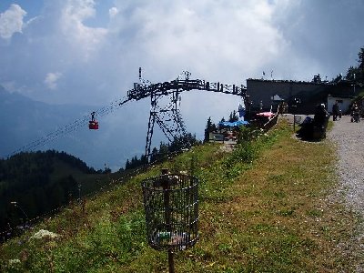 rote Kabine vor der Einfahrt in die Bergstation
