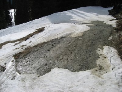 Eine Sperrung hab ich nicht gesehen, aber noch konnte man ja auf einem Ski passieren.