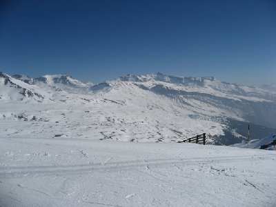 Blick von Crap Masegn übers Skigebiet bis Cassons