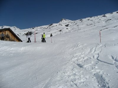 Ich bin mir absolut sicher, dass da weder Leute noch ein Lift waren als ich zur Alp Ruschein fuhr