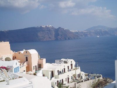 Blick von Oia auf den steilen Kraterrand bei Imerovgli und Fira
