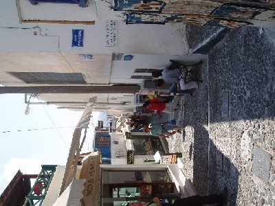 der Boden der Gasse wird mit Lavasteinen gepflastert; bei den Häusern wird ebenfalls Lavastein eingesetzt