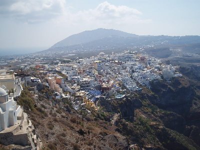 das an die Steilwand geklebte Fira