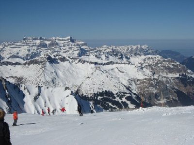 Blick von La Siala nach Elm, in der Bildmitte sieht man die Pisten