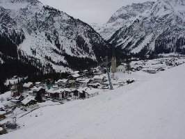 Kreuzung des Skigleitwegs Heuberg-Mittelberg mit der DSB Zaferna oberhalb Mittelberg.