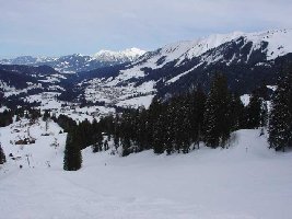 Bergstation Heubergmuldelift; rechts zweigt der Skigleitweg richtung Mittelberg (Walmendingerhorn) ab.