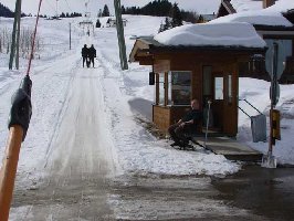 Die kuriose Strassenkreuzung am Parsennlift.