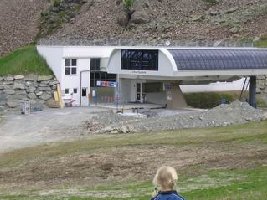 Stütze direkt neben der Gratbahn