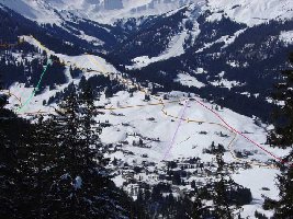 Talliftegebiet im Bereich Parsennlift (rot), Hubertuslift (violett), Heuberg-ESL (grün), Heubergmulde- und Schöntallidft (jeweils gelb) sowie die Verbindungspisten (braun). Aufgenommen aus der Kanzelwandbahn.