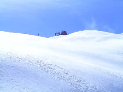 Tiefschnee und hinten die laute Bergstation des Pan de Zucher Sessellift