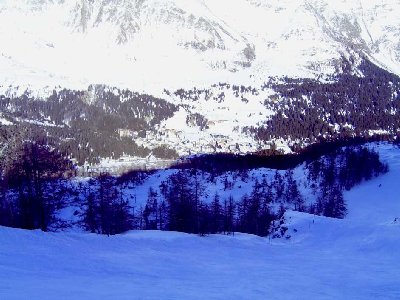 Die schwarze Talabfahrt mit Blick auf den Ort