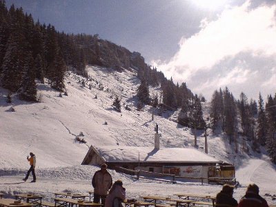 Hier sind viele im Tiefschnee zur Hütte abgefahren.