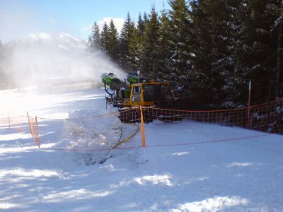 Auch vor der Möseralmbahn wurde den ganzen Tag beschneit.