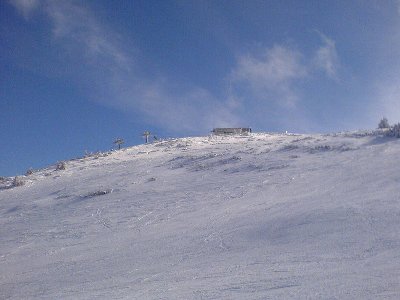 Unterhalb der Bergstation Plattenkar sieht man, wie wenig Schnee heuer liegt.