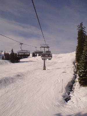 Inside Kapellenbahn. Ganz rechts aussen wir die Piste bald geschlossen.(Bis zur Naturpipe)