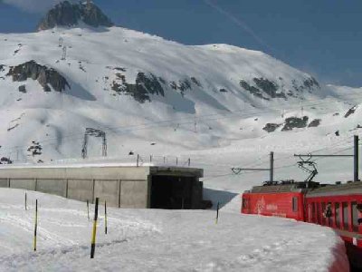 08 Am Oberalbpass  mit Militärseilbahn - Stützen.jpg