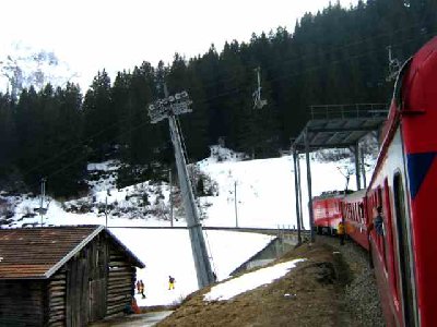 07 Zug unter Sesselbahn.jpg