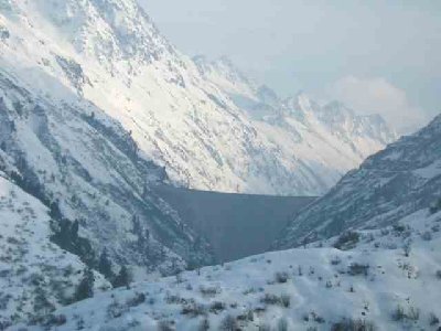 22 unweit der Strecke nach Sedrun sieht man eine gigantische Staumauer.jpg