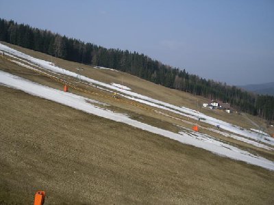 Schieferwiese mit SL Schieferwiese, im Hintergrund der Gasthof Schieferwiese