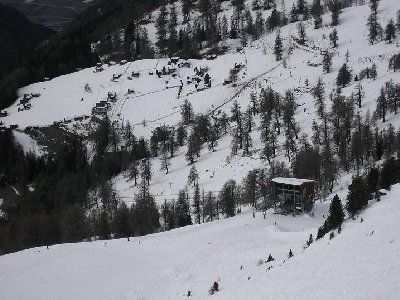 Blick auf Prarion mit dem aperen Ziehweg und die Talstation der PB Plan du Fou in der ersten Woche
