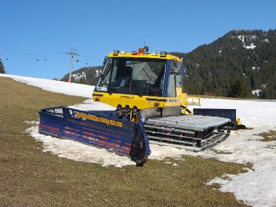 Für den Yeti haben sie einen Schneeparkplätzchen geschaufelt. Hier sieht man auch, wie dünn die Schneeschicht war.