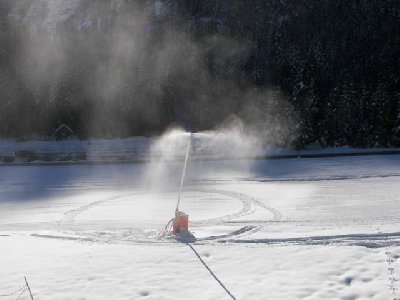 Beschneiung Talabfahrt Zwieselalm, solange wie´s geht.