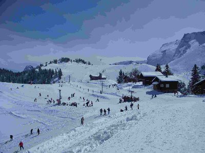 Blick auf die Klewenalp, im Vordergrund der TSL Klewenboden, im Hintergrund der Skilift Ergglen (links) und der Doppellift Junior (rechts)