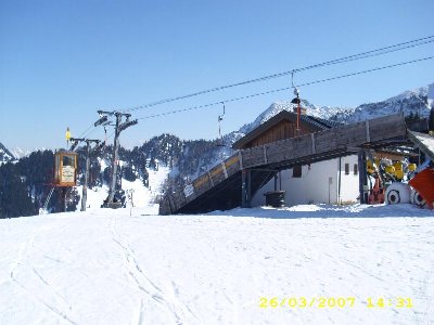 Rosengasse: Wie gesagt, leider war der Lift außer Betrieb. Beschneiung vorhanden - vielleicht auch in der Zukunft mal die geplante 4KSB :-)