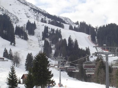 Iseler Bahn mit Pisten, die Piste rechts vom Lift sah noch sehr gut aus, die links vom Lift nicht mehr wirklich gut