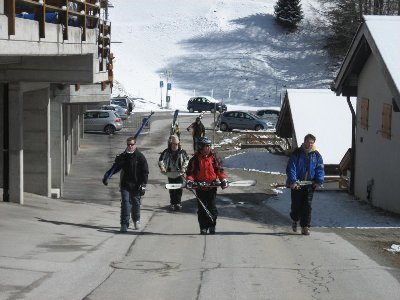 Zu Fuß unterwegs zwischen Ende der Talabfahrt und Talstation St.Luc. Warum fährt dieser Bus eigentlich immer erst ab 13:45. Hat extrem genervt.