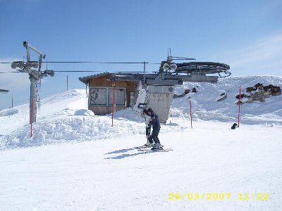 Gegenüber von der Gipflbahn-Bergstation befindet sich die Almbahn, die eine wirklich interessante rote Piste erschließt.