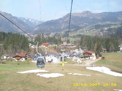 Auffahrt mit der Leitner-6EUB Hochkössen. Auf dem Parkplatz doch einige Autos. Unten leider kein Schnee mehr ...