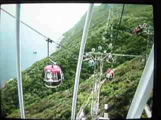 schaut so aus, als ob das 2 paralelle Seilbahnen sind-- aber nur eine in Betrieb iss-- oder eine wurde abgebaut, und es stehn nur noch Teile davon rum ??