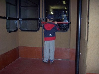 kurz vor den Stromausfall.<br />Meine Sohn war recht schnell das Lachen vergangen als es plötzlich dunkel wurde und die Bahn absackte. Der Strom war aber schnell wieder da!