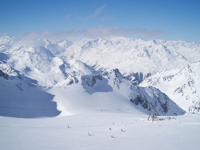 Talstation des SL Windacherferner und im Hintergrund das Gletscherskigebiet von Sölden mit dem Rettenbachferner und dem Tiefenbachferner