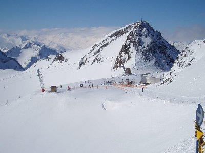 Blick zur Jochdohle ( im Juni mußte ich mein Board über Matten zum Gletscherschutz bis zur Jochdohle hin tragen...)
