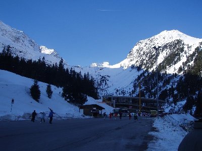 Morgens an der Talstation der Eisgrat- und der Gamsgartenbahn