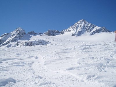 Blick zur Stubaier Wildspitze und den Pisten am Daunferner