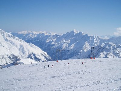 Blick hinunter ins Stubaital, im Vordergrund die Bergstation der 4er Sesselbahn Rotadl