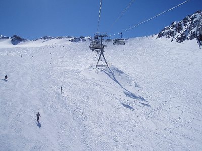 auch hier waren traumhafte Schneebedingungen; ich bin fast immer rechts am Hang gefahren, wo der Schnee am unverspurtesten noch war